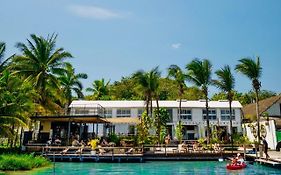The Yak Lake House - Hostal Bacalar